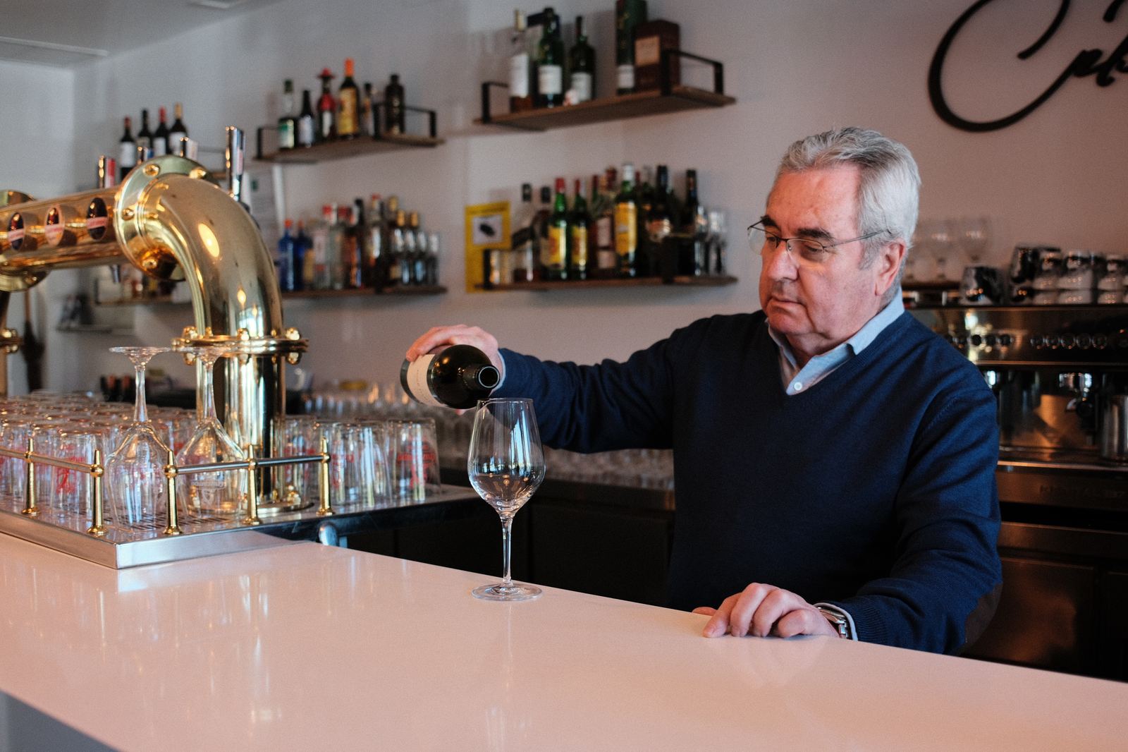 El dueño de Cibeles sirviendo una copa de vino en la barra