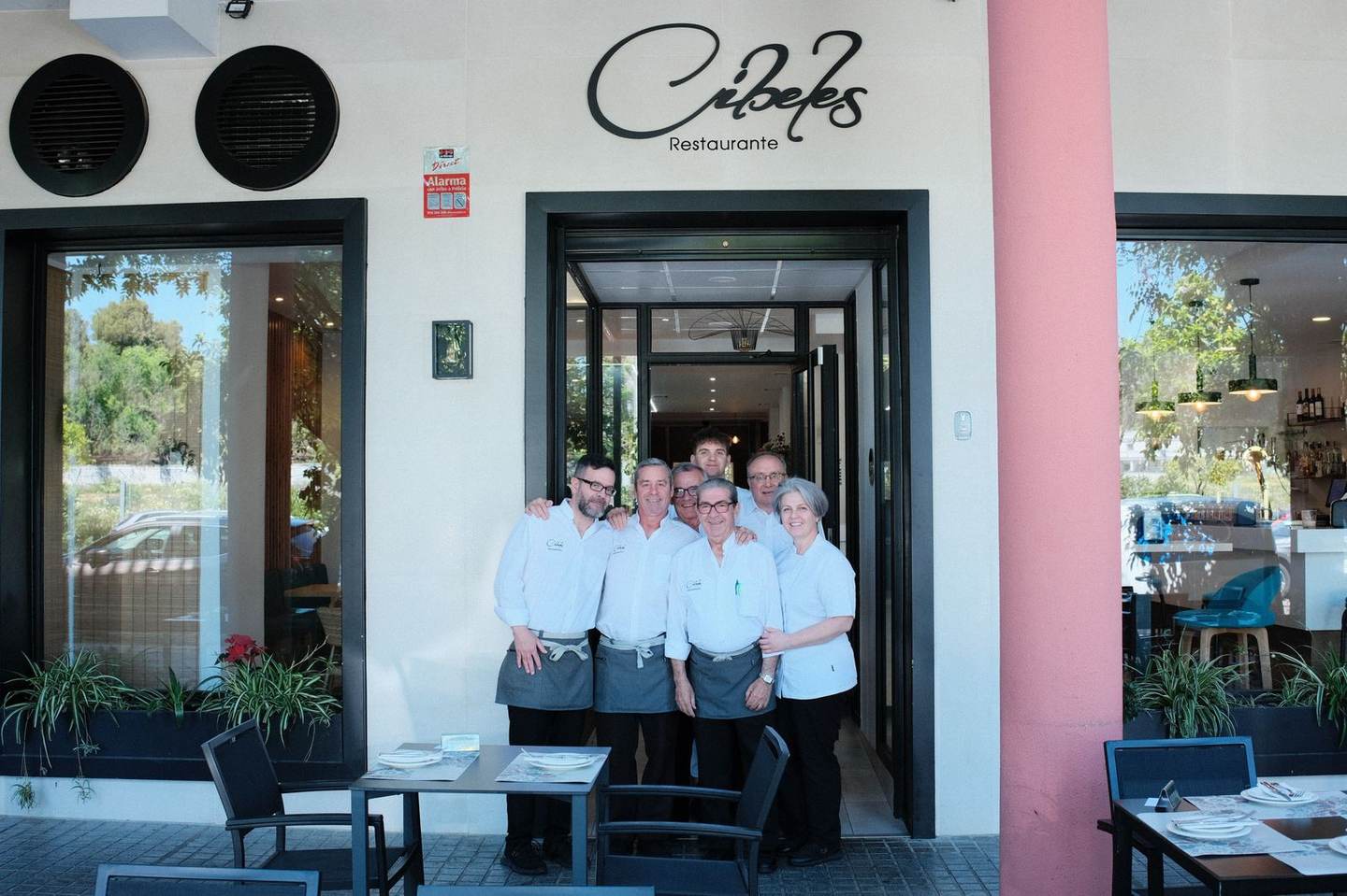Equipo del restaurante Cibeles en la entrada