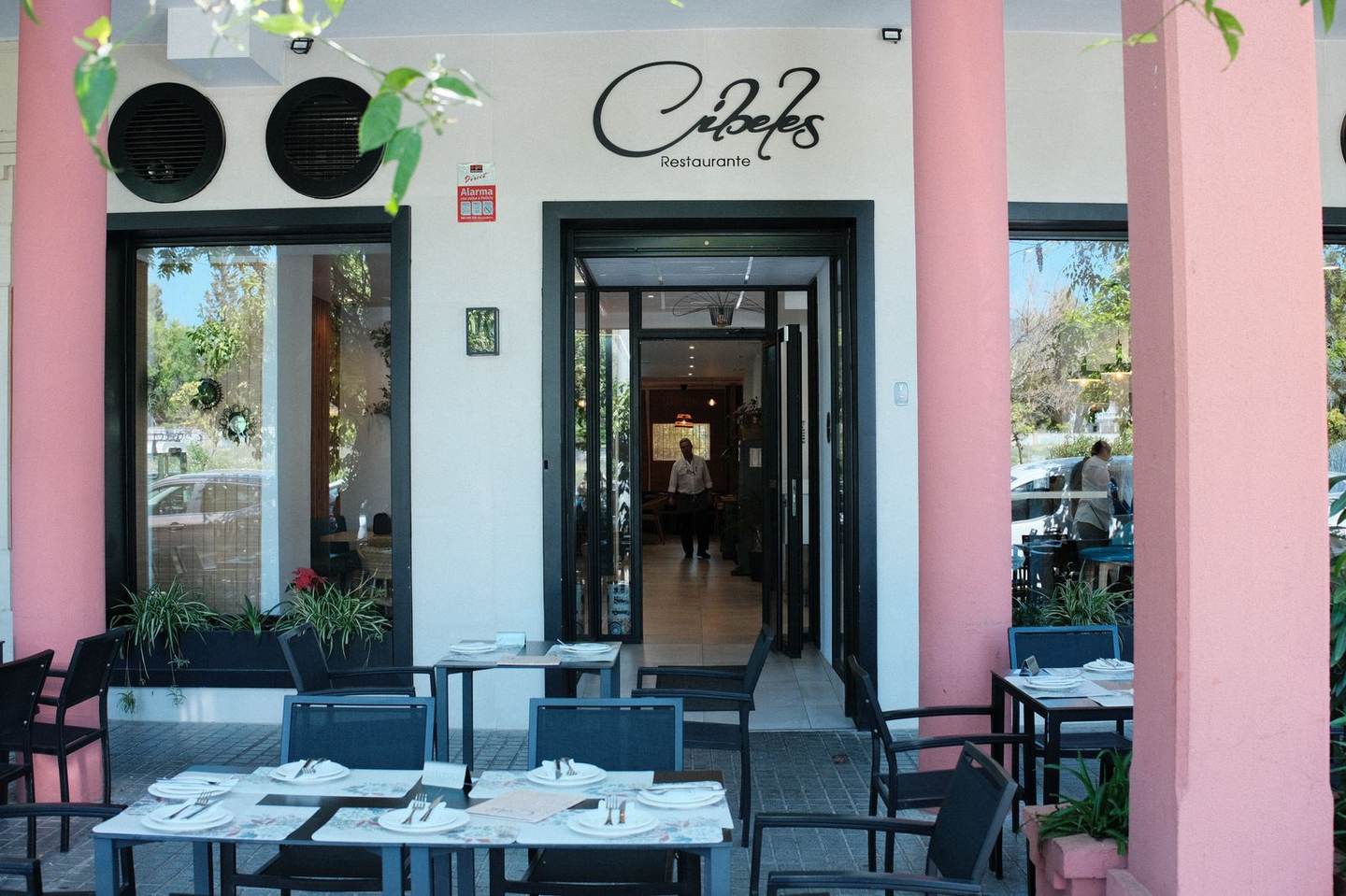 Terraza exterior del restaurante Cibeles con pérgola
