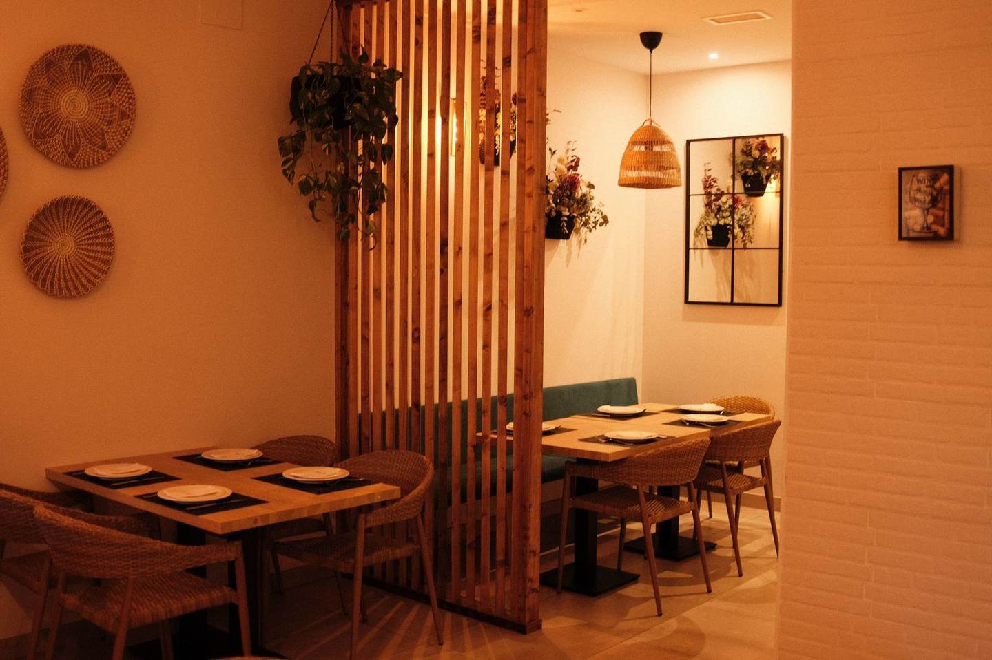 Comedor con paredes en tono terracota